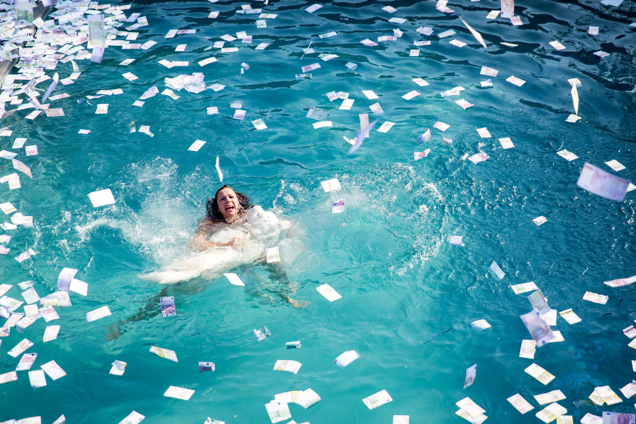 vrouw zwembad geld