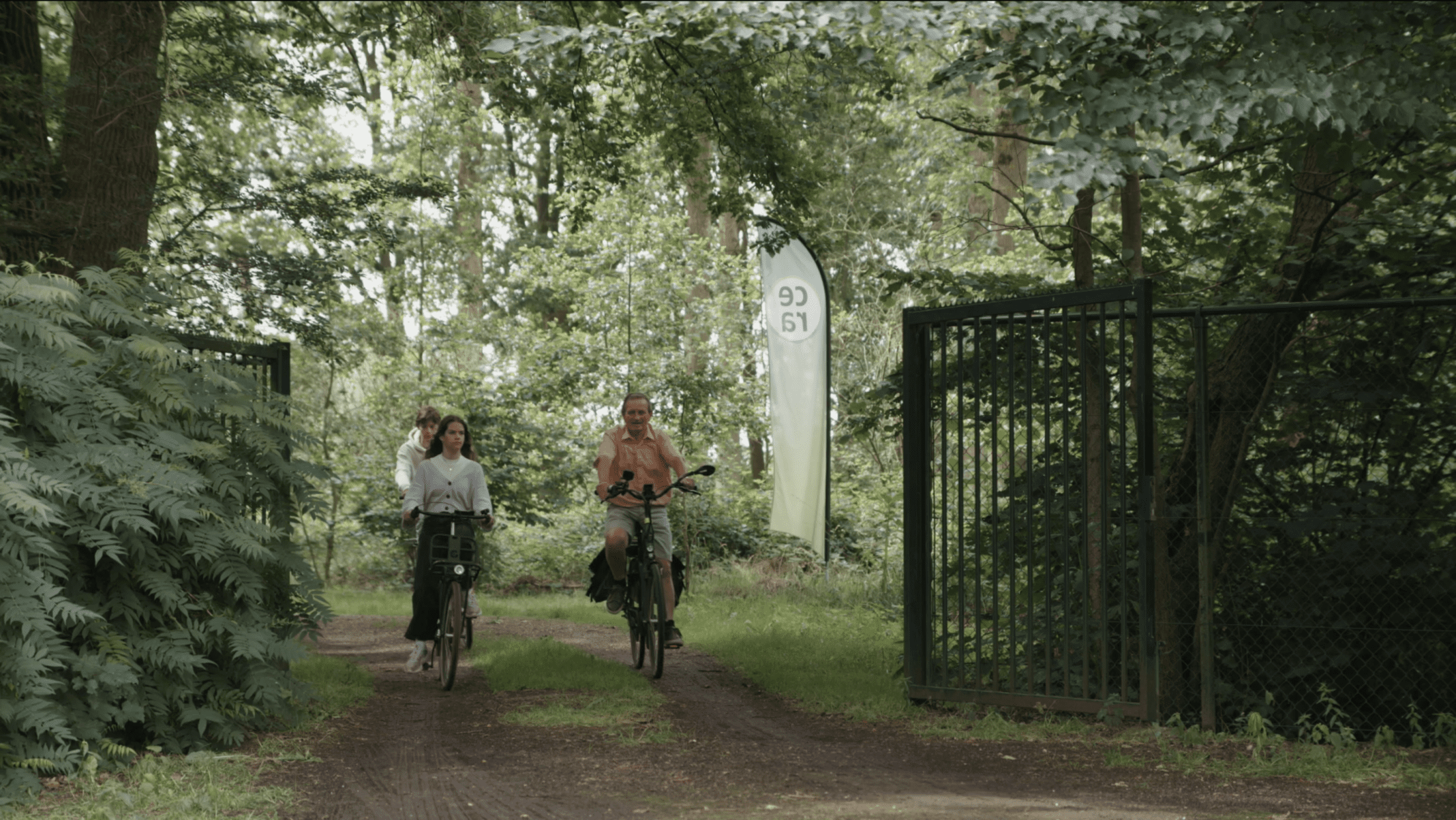 gezinsleden fietsen in bos